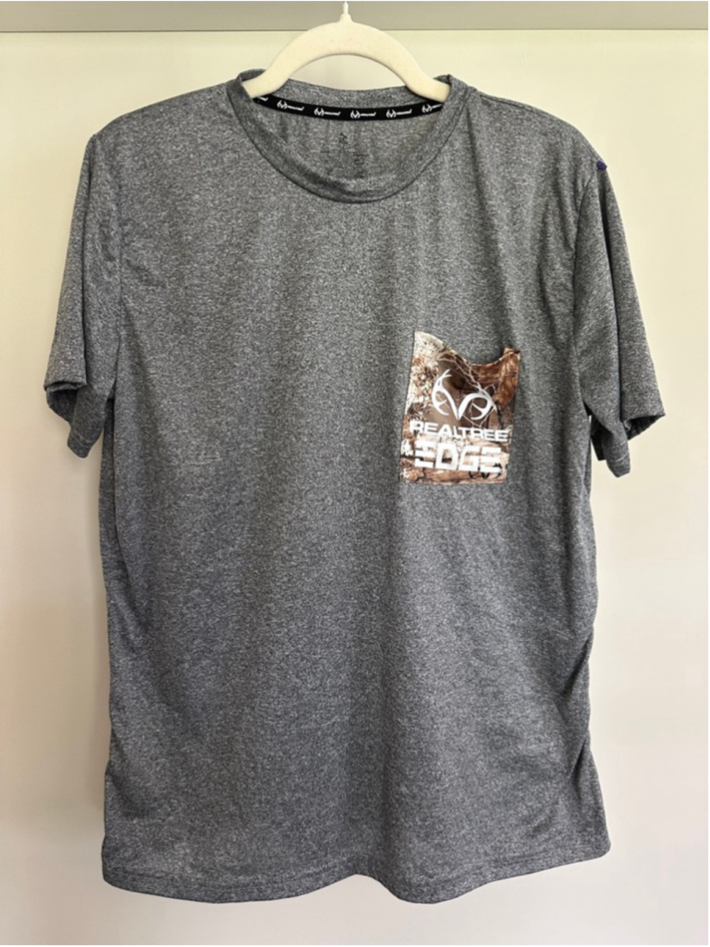 Men's Realtree Edge T-Shirt Size L Gray Camo Pocket Performance Shirt